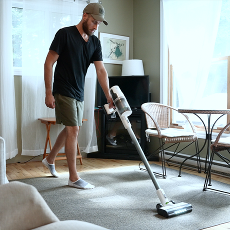 Le nettoyage est désormais facile grâce à l'aspirateur-balai 24V de Greenworks